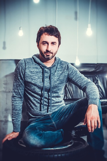 Wissenschaftler analysieren Daten auf Bildschirmen in einem modernen KI-Forschungslabor